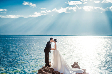 大理婚纱摄影-海景礁石大理婚纱照蜜月婚拍旅游攻略旅拍客照